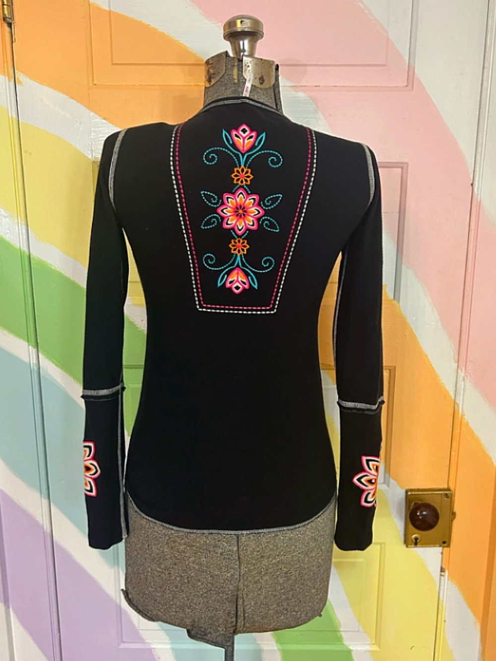 Alp-n-Rock RARE Winter Bloom Reversible Embroidered Floral Henley Sz 1/XS 🧡🎀 - Picture 5 of 15